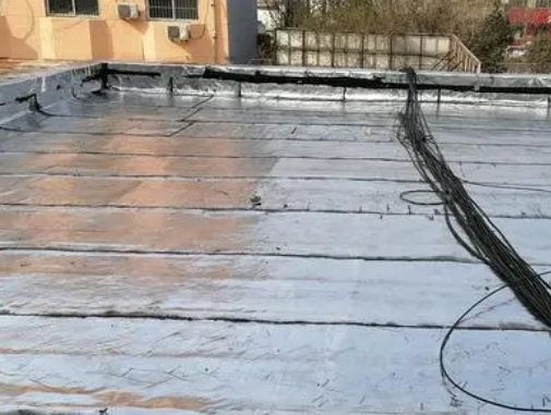 南召卫生间漏水维修公司分享下南召屋面楼顶防水刚性防水层施工要点。